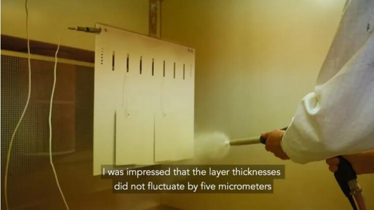 企業(yè)使用涂魔師非接觸測厚儀測量色板厚度