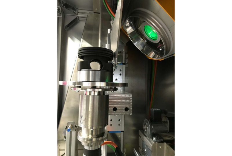 Mahle公司使用涂魔師在線測厚儀測量活塞上涂覆的潤滑劑涂層厚度