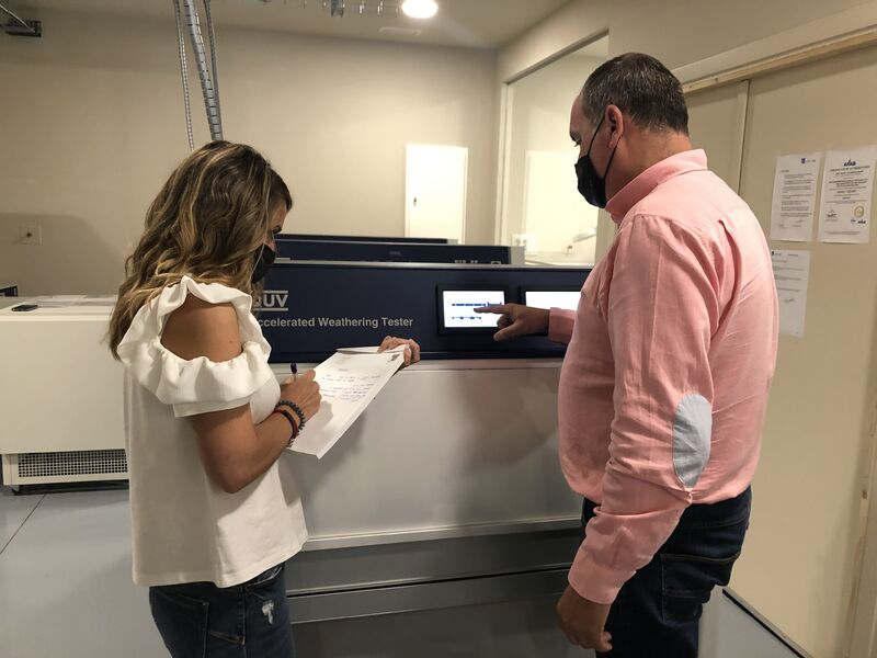 防腐涂料涂層樹脂油漆紫外光加速耐候機(jī)現(xiàn)場使用圖1