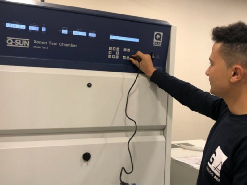 油墨木器漆藝術(shù)漆清漆氙燈老化耐候試驗(yàn)箱現(xiàn)場圖4